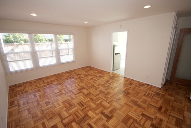 Building Photo - Renovated East Mesa Home 2 Doors From Shor...