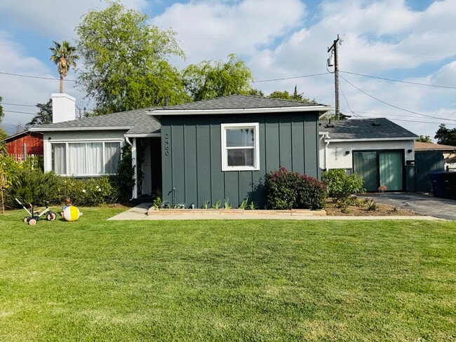 Building Photo - 2460 Glenrose Ave