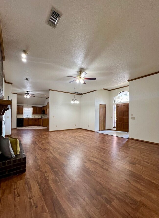 Building Photo - Spacious Bedroom Home in Westmoore School ...