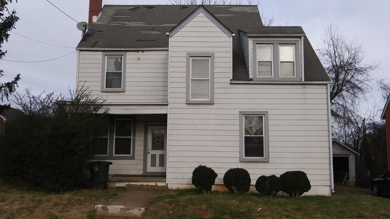 Primary Photo - Spacious Upstairs Apartment in a Convenien...