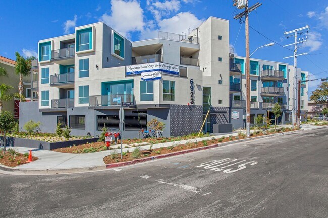 Foto del edificio - 6923 Kittyhawk Ave
