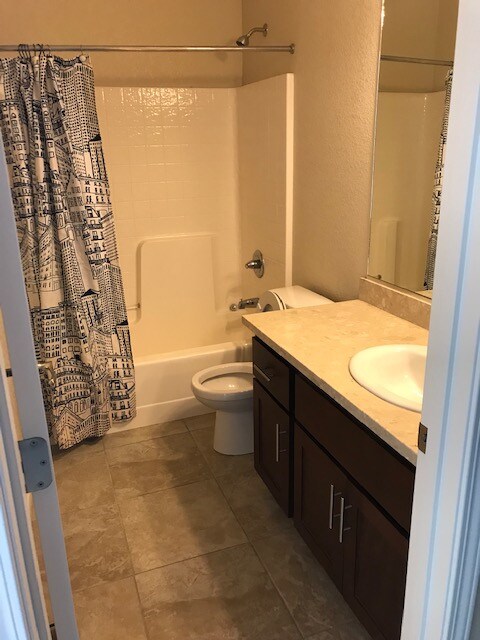 Building Photo - 1453 Greenbrier Dr