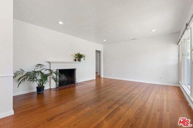Foto del edificio - 7601 Dunfield Ave