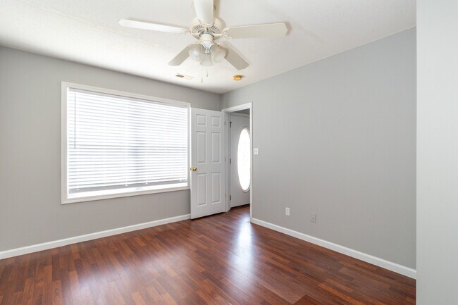 Foto del edificio - 913 Hazelbrook Way