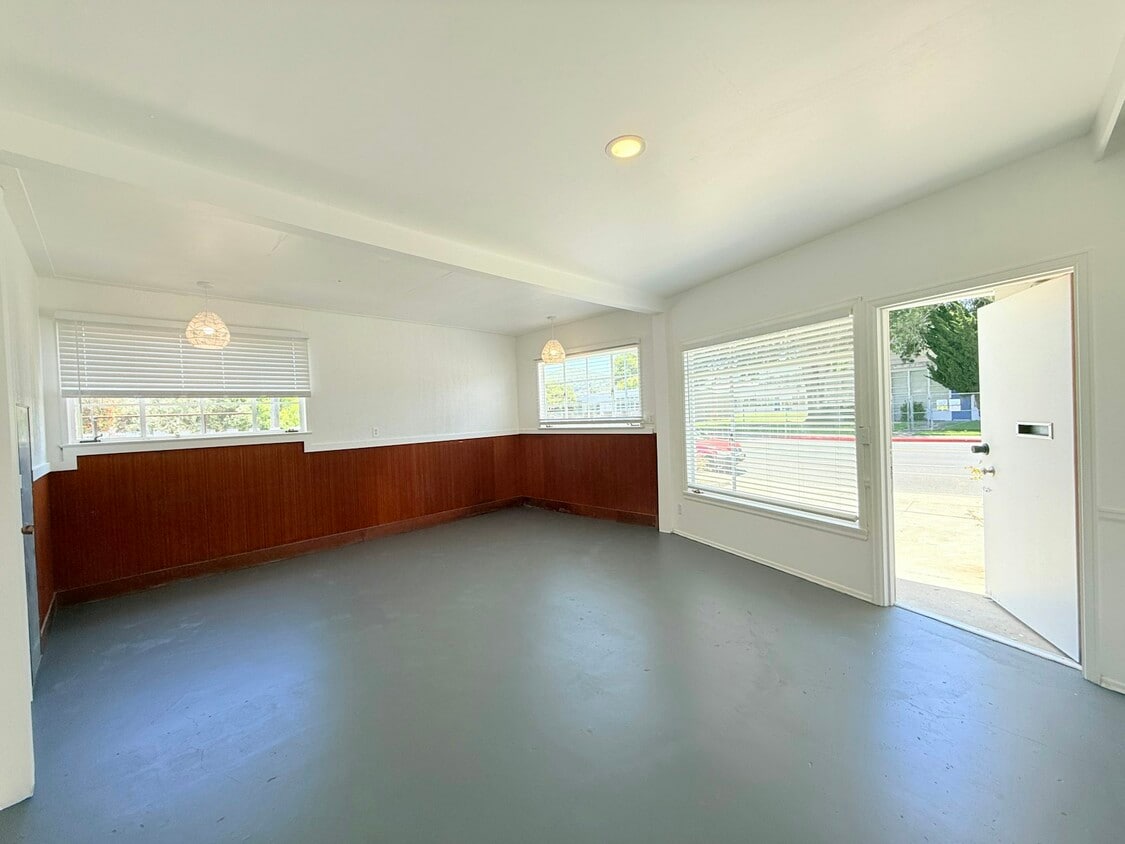 Primary Photo - 619 W Cypress Ave