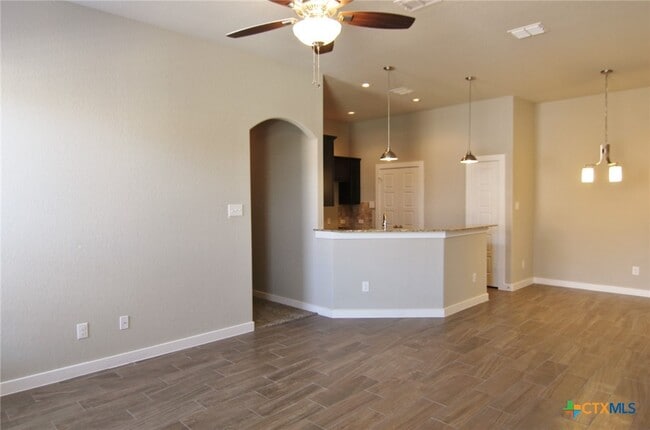 Building Photo - 553 Creekside Frst