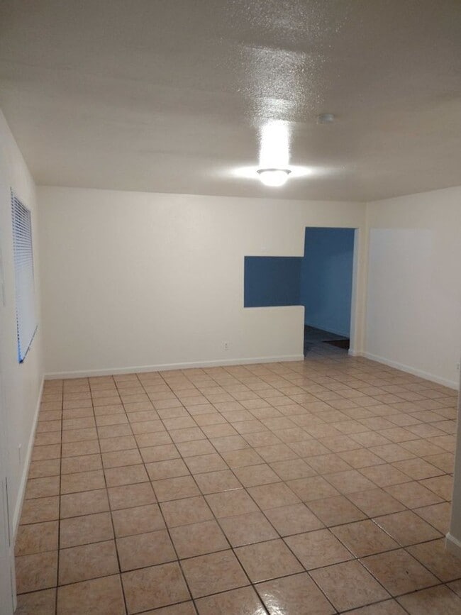 Building Photo - 4 Bedroom 2 Bathroom  Tropicana & Mountain...