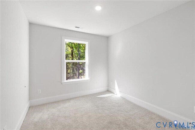 Building Photo - 121 This Wy