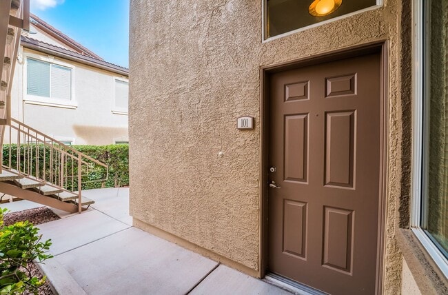 Building Photo - Charming Ground-Floor Condo with Wood Flooring & Modern Comforts!