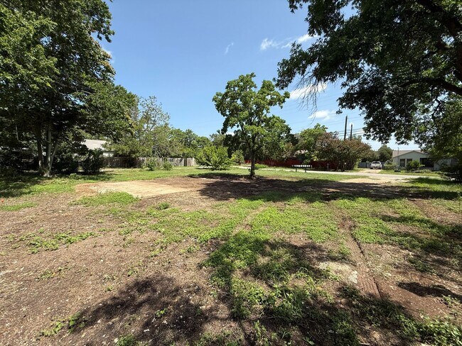 Foto del edificio - 305-401 Chaparral Rd