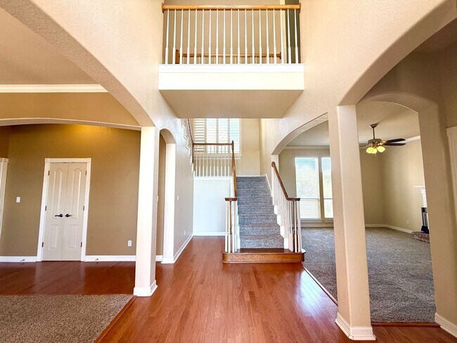 Foto del edificio - *COMING SOON* Luxurious 2-Story Home in Gated Stone Oak Community – Pool & Lawn Care Included