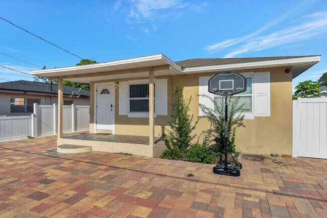 Building Photo - 3317 W St Conrad St