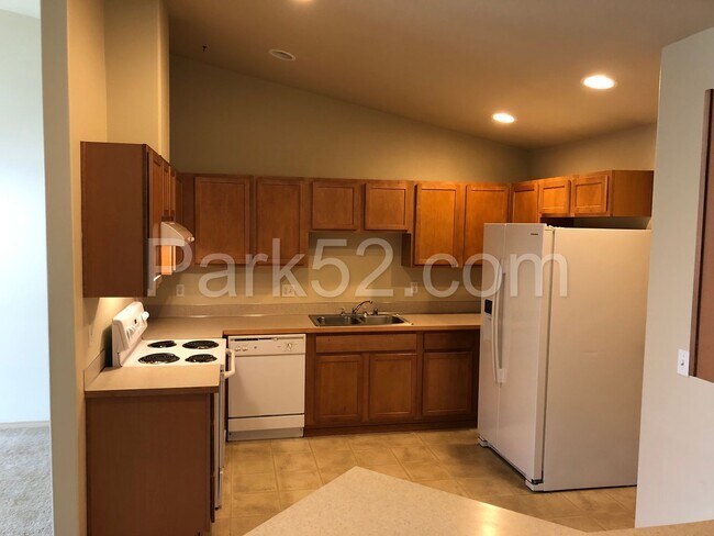 Foto del edificio - 3-Bedroom Duplex Home - Gated Community - South Hill