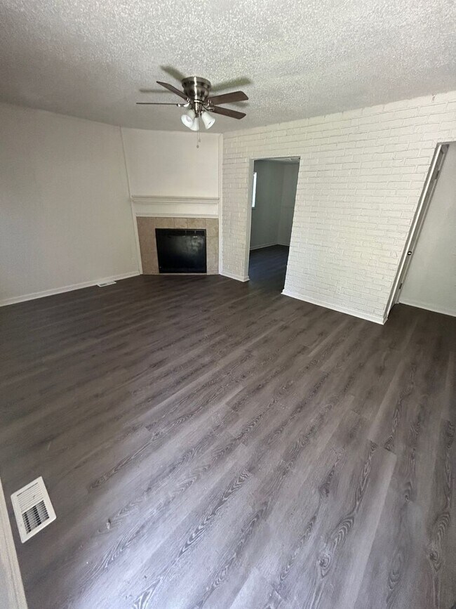 Foto del edificio - For Lease