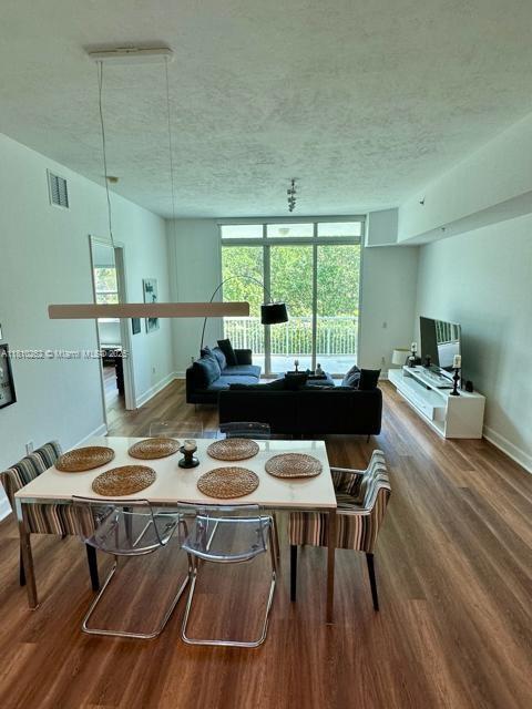 Foto del edificio - 15051 Royal Oaks Ln
