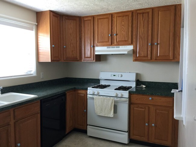 Building Photo - 3 br, 1 bath Apartment - 891 E. KINGS COURT