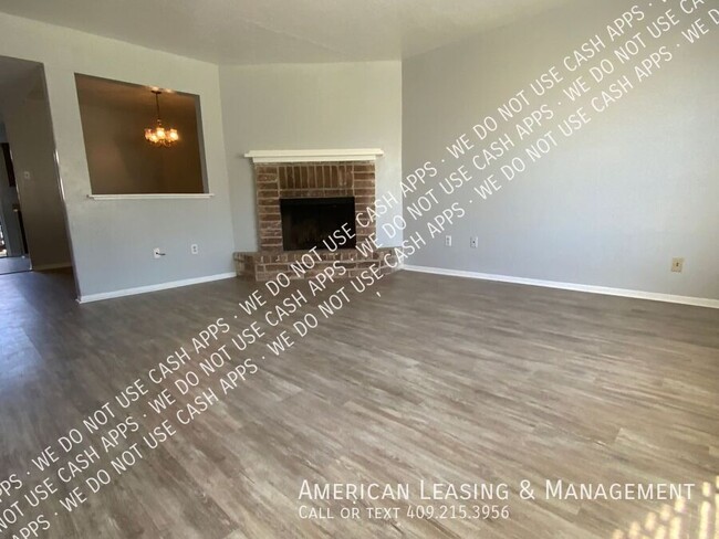 Foto del edificio - Spacious 2 Bedroom Townhome with Fireplace!