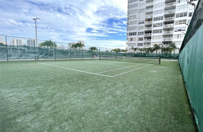 Building Photo - 18061 Biscayne Blvd