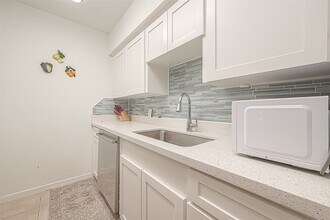Building Photo - 2201 Fountain View Dr