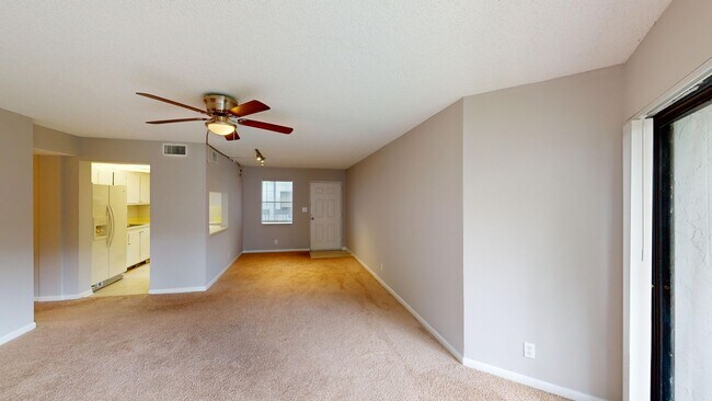 Foto del edificio - 1 Bed/ 1 Bath Near The Outlet Mall - *Wate...