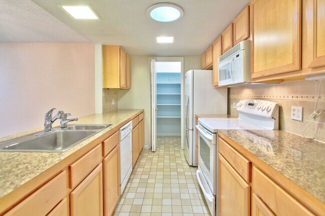 Foto del edificio - 2 Bedroom Condo On Holland's South Side