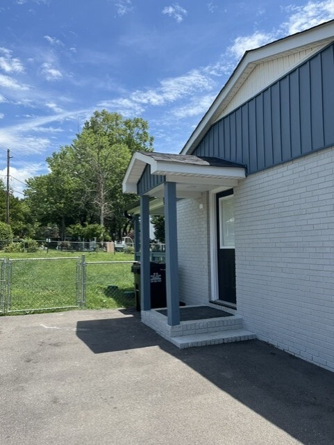 Building Photo - 803 Robinson Rd