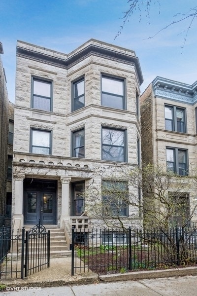 Building Photo - 908 W Newport Ave