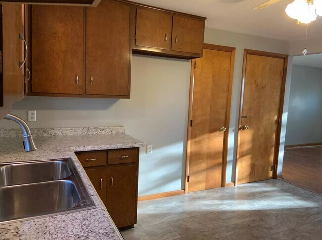 Building Photo - 4346 Willowbrook Dr, Springfield, OH 45503