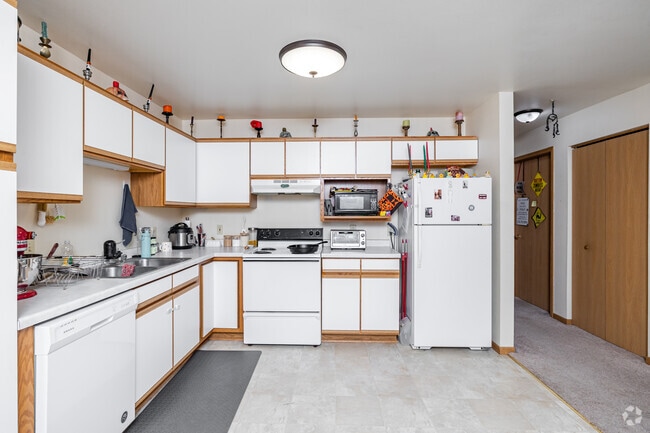 2BR, 1BA - 930SF - Kitchen - Willowbrook Glen Apartments