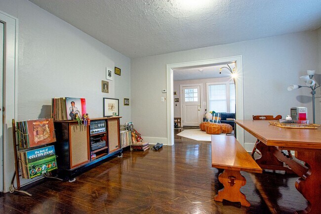 Foto del edificio - 4934-4936 Davenport Street