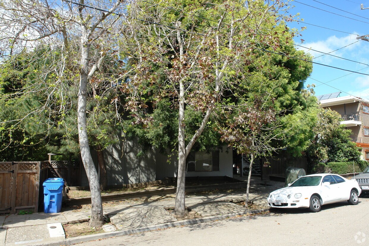 Foto del edificio - 2140 Roosevelt Ave