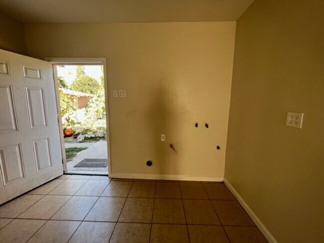 Building Photo - RV T 6951