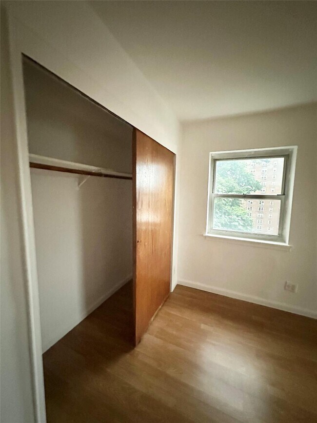 Foto del edificio - 3240 Riverdale Ave
