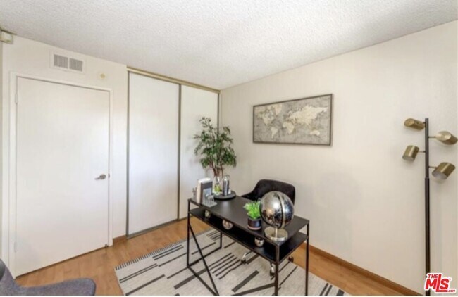 Building Photo - 1601 N Camden Pl