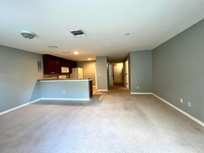 Foto del edificio - MOVE IN MARCH! Charming 2 Beds 2.5 Bath Townhome! 2 MASTER SUITES! Attached one car garage!! Extr...