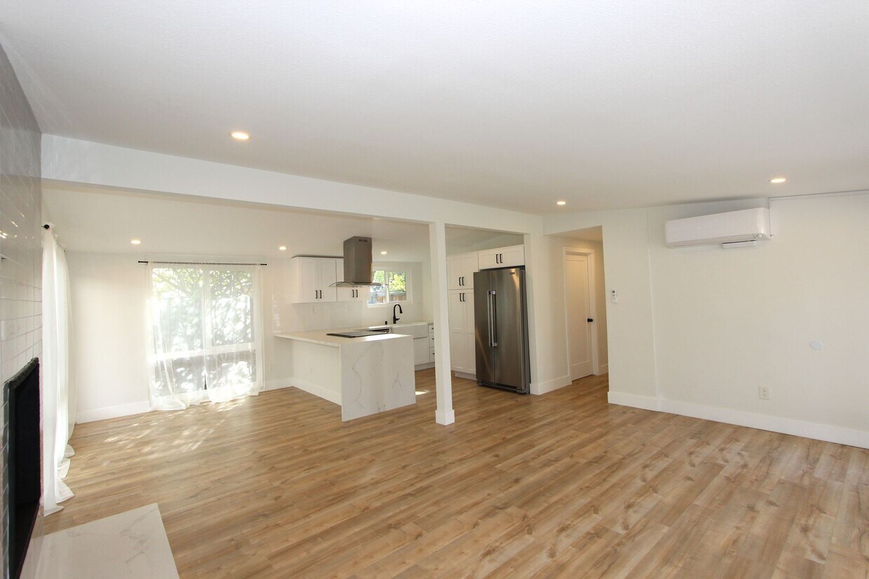 Primary Photo - 3 Bedroom 2 Bathroom home available NOW