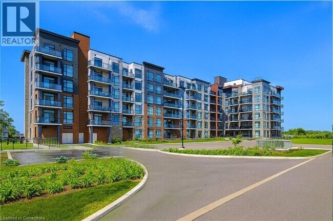 Photo du bâtiment - 600 N Service Rd