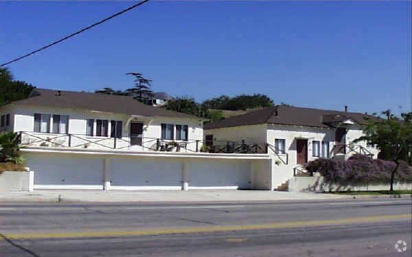 Building Photo - 1000 N Glenoaks Ave
