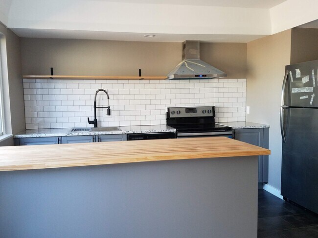 Foto del edificio - 1008 Manor Ln