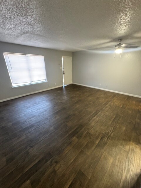 Foto del edificio - 5220 Weber Rd