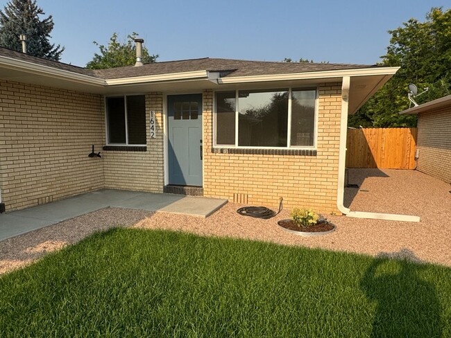 Building Photo - 2 Bedroom 1 Bath 1 Car Garage Duplex