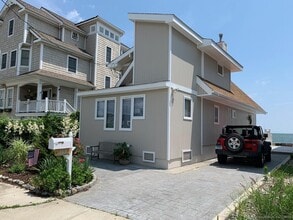 Building Photo - 163 Hillside Ave