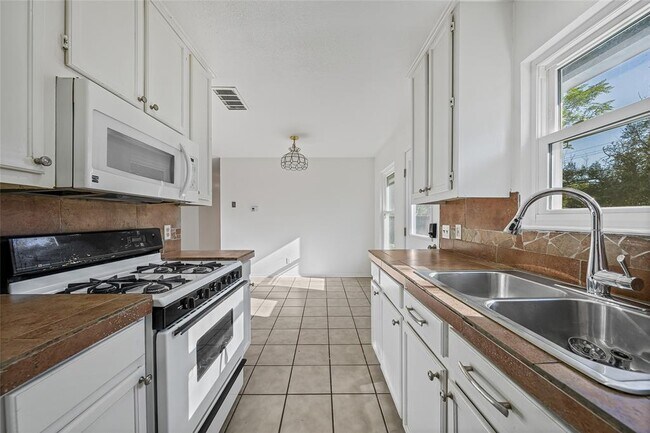 Foto del edificio - 3007 Steck Ave