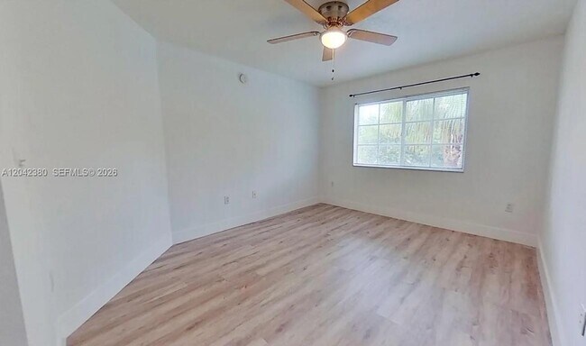 Foto del edificio - 2544 Centergate Dr