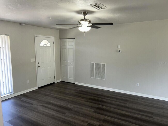 Foto del edificio - 1241 Pilgrim Rd