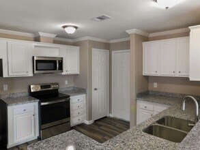 Building Photo - 154 Varsity Dr