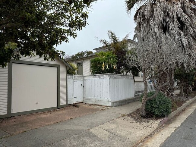 Building Photo - Fantastic 4 Bedroom 3 Bath Grand PG Victorian