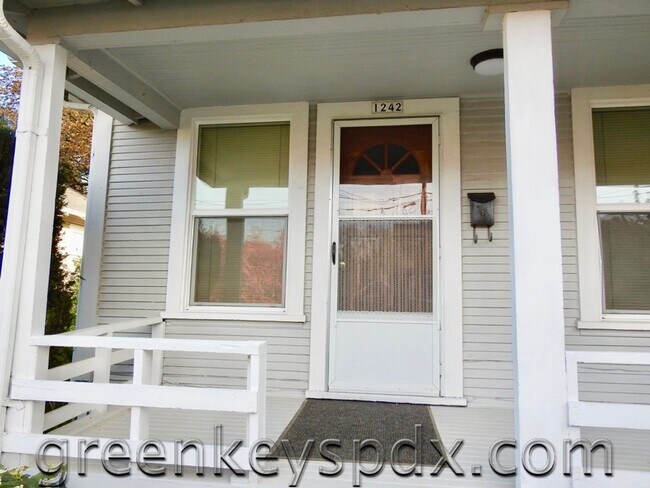 Building Photo - Clean and Move-In Ready!