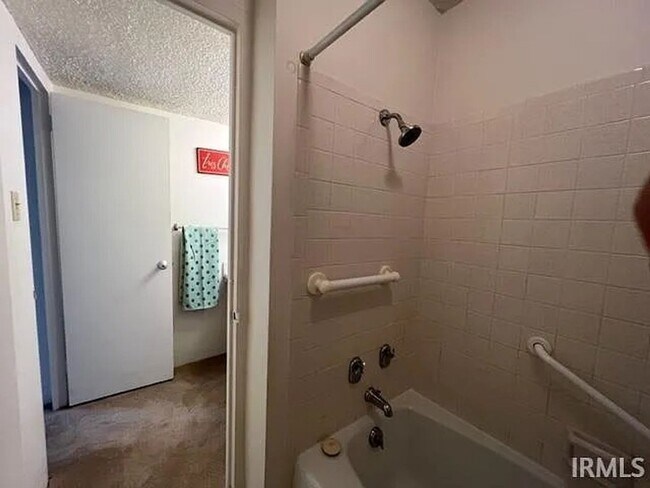 Foto del edificio - Charming 1BR Condo in Evansville