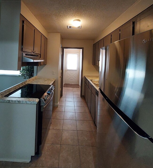 Building Photo - 126 Foxwood Cir